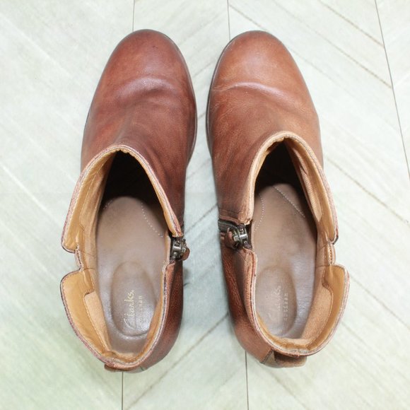 Clarks Maypearl Ramie Brown Leather Zip Block Heel Ankle Booties Size 8.5 Wide - Picture 9 of 9